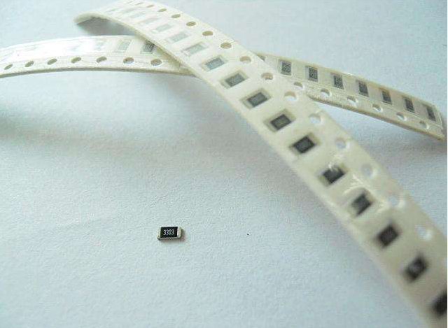 选择金属膜电阻，还是选择表面安装电阻可降低PCB电路噪音